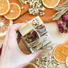 Charger l'image dans la galerie, Trio de savons artisanaux naturels printainers, Collection printemps, Colorés naturellement, huiles essentielles et ingrédients naturels, Décorés de fleurs, feuilles et agrumes, Attachés avec cordelette
