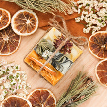 Charger l'image dans la galerie, Trio de savons artisanaux naturels, colorés naturellement, décorés de sapin, d'orange et de calendule, attachés avec cordelette
