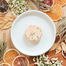 Charger l'image dans la galerie, Pastille vapeur de douche cèdre et pamplemousse, décoré de fleurs et feuilles, à l'unité