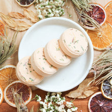 Charger l'image dans la galerie, Pastille vapeur de douche cèdre et pamplemousse, décoré de fleurs et feuilles, ensemble de quatre