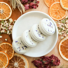 Charger l'image dans la galerie, Bloc de vapeur de douche Eucalyptus et pin, forme ronde, décoré de fleurs et de sapin, coloré bleu pâle