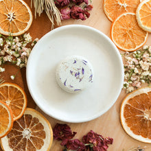 Charger l'image dans la galerie, Bloc de vapeur de douche Eucalyptus et pin, forme ronde, décoré de fleurs et de sapin, coloré bleu pâle