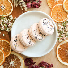 Charger l'image dans la galerie, Bloc de vapeur de douche naturel Douce nuit, forme ronde, décoré de lavande et géranium, coloré rose argile