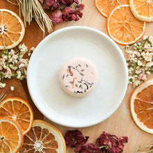 Charger l'image dans la galerie, Bloc de vapeur de douche naturel Douce nuit, forme ronde, décoré de lavande et géranium, coloré rose argile