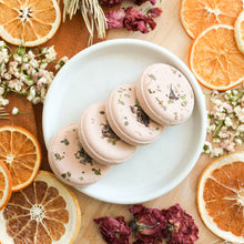 Charger l'image dans la galerie, Ensemble de 4 blocs vapeur de douche Fleurs et menthe, fait d'huiles essentielles et argile, décoré de fleurs