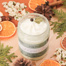 Charger l'image dans la galerie, Beurre fouetté pour le corps eucalyptus et sapin baumier, fait d'ingrédients naturels et huiles essentielles, texture légère, contenant de verre