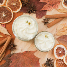 Charger l'image dans la galerie, Beurre fouetté corporel lavande et camomille, parfum naturel d'huiles essentielles, contenant de verre, décoré de fleurs et feuilles, texture légère et crémeuse