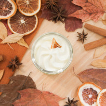 Charger l'image dans la galerie, Beurre fouetté corporel orange et cannelle, parfum naturel d'huiles essentielles, contenant de verre, décoré de fleurs et feuilles, texture légère et crémeuse