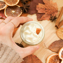 Charger l'image dans la galerie, Beurre fouetté corporel orange et cannelle, parfum naturel d'huiles essentielles, contenant de verre, décoré de fleurs et feuilles, texture légère et crémeuse