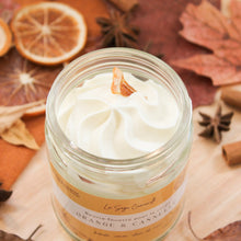 Charger l'image dans la galerie, Beurre fouetté corporel orange et cannelle, parfum naturel d'huiles essentielles, contenant de verre, décoré de fleurs et feuilles, texture légère et crémeuse