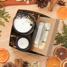 Charger l'image dans la galerie, Boîte-cadeau ambiance lumineuse, contenant une chandelle agrumes, une boîte de 6 lampions classiques et un porte-lampion. Faits d'huiles essentielles et cire de soya et coco