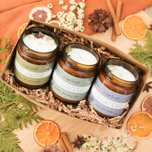 Charger l'image dans la galerie, Ensemble de 3 chandelles hivernales, faites de cire de soya et de coco et d'huiles essentielles, décorées de fleurs et feuilles, dans une boîte cadeau