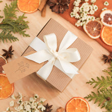 Charger l'image dans la galerie, Boîte-cadeau de produits pour le corps et d'ambiance, faits d'ingrédients naturels et d'huiles essentielles, décorés de fleurs et feuilles, boîte avec ruban