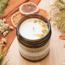 Charger l'image dans la galerie, Chandelle naturelle camomille et cèdre, faite de cire de soya et de coco et d'huiles essentielles, décorée de fleurs et feuilles