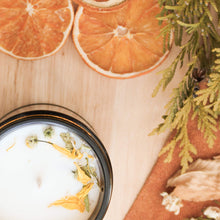 Charger l'image dans la galerie, Chandelle naturelle camomille et cèdre, faite de cire de soya et de coco et d'huiles essentielles, décorée de fleurs et feuilles