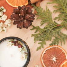 Charger l'image dans la galerie, Chandelle naturelle cèdre et menthe, faite de cire de soya et de coco et d'huiles essentielles, décorée de fleurs et feuilles
