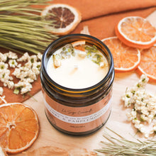 Charger l'image dans la galerie, Chandelle naturelle cèdre et pamplemousse, faite de cire de soya et de coco et d'huiles essentielles, décorée de fleurs et feuilles