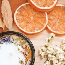Charger l'image dans la galerie, Chandelle naturelle eucalyptus et citronnelle, faite de cire de soya et de coco et d'huiles essentielles, décorée de fleurs et feuilles