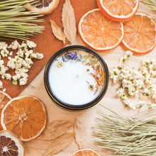 Charger l'image dans la galerie, Chandelle naturelle eucalyptus et citronnelle, faite de cire de soya et de coco et d'huiles essentielles, décorée de fleurs et feuilles