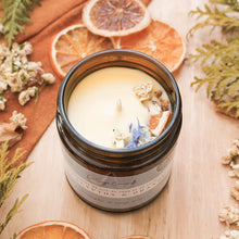 Charger l'image dans la galerie, Chandelle naturelle eucalyptus et orange, faite de cire de soya et de coco et d'huiles essentielles, décorée de fleurs et feuilles