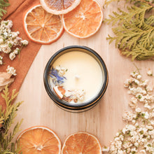 Charger l'image dans la galerie, Chandelle naturelle eucalyptus et orange, faite de cire de soya et de coco et d'huiles essentielles, décorée de fleurs et feuilles