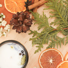Charger l'image dans la galerie, Chandelle naturelle eucalyptus et sapin baumier, faite de cire de soya et de coco et d'huiles essentielles, décorée de fleurs et feuilles