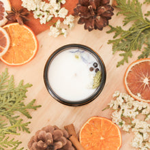 Charger l'image dans la galerie, Chandelle naturelle eucalyptus et sapin baumier, faite de cire de soya et de coco et d'huiles essentielles, décorée de fleurs et feuilles