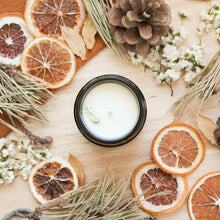 Charger l'image dans la galerie, Chandelle fleurs apaisantes, Décorée de lavande, géranium et d'orange, Contenant de verre ambré, petit format de 110ml