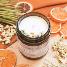 Charger l'image dans la galerie, Chandelle naturelle lavande et camomille, faite de cire de soya et de coco et d'huiles essentielles, décorée de fleurs et feuilles
