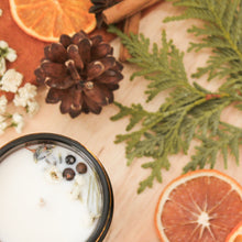 Charger l'image dans la galerie, Chandelle naturelle lavande et pin, faite de cire de soya et de coco et d'huiles essentielles, décorée de fleurs et feuilles