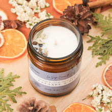 Charger l'image dans la galerie, Chandelle naturelle lavande et pin, faite de cire de soya et de coco et d'huiles essentielles, décorée de fleurs et feuilles