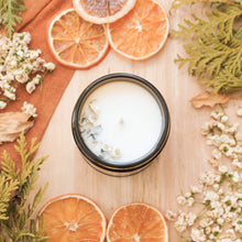 Charger l'image dans la galerie, Chandelle naturelle lavande et romarin, faite de cire de soya et de coco et d'huiles essentielles, décorée de fleurs et feuilles