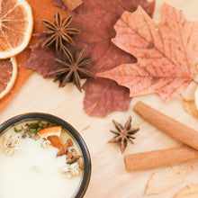 Charger l'image dans la galerie, Chandelle naturelle orange et cannelle, décorée de fleurs et de feuilles, parfumée d'huiles essentielles, contenant de verre ambré