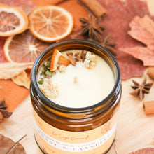 Charger l'image dans la galerie, Chandelle naturelle orange et cannelle, décorée de fleurs et de feuilles, parfumée d'huiles essentielles, contenant de verre ambré