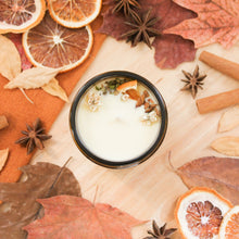 Charger l'image dans la galerie, Chandelle naturelle orange et cannelle, décorée de fleurs et de feuilles, parfumée d'huiles essentielles, contenant de verre ambré