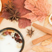 Charger l'image dans la galerie, Chandelle naturelle pamplemousse et gingembre, décoré de fleurs et feuilles, parfumé d'huiles essentielles, contenant de verre ambré