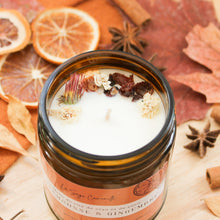 Charger l'image dans la galerie, Chandelle naturelle pamplemousse et gingembre, décoré de fleurs et feuilles, parfumé d'huiles essentielles, contenant de verre ambré