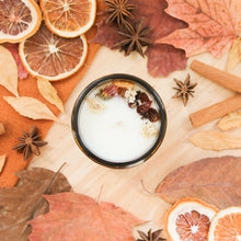 Charger l'image dans la galerie, Chandelle naturelle pamplemousse et gingembre, décoré de fleurs et feuilles, parfumé d'huiles essentielles, contenant de verre ambré