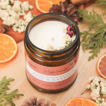 Charger l'image dans la galerie, Chandelle naturelle rose et cannelle, faite de cire de soya et de coco et d'huiles essentielles, décorée de fleurs et feuilles