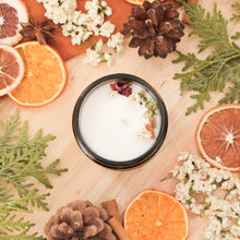 Charger l'image dans la galerie, Chandelle naturelle rose et cannelle, faite de cire de soya et de coco et d'huiles essentielles, décorée de fleurs et feuilles