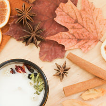 Charger l'image dans la galerie, Chandelle naturelle rose et cèdre, décoré de pétales de rose et feuilles de cèdre, parfumé d'huiles essentielles, contenant de verre ambré, vue en gros plan