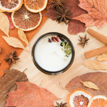 Charger l'image dans la galerie, Chandelle naturelle rose et cèdre, décoré de pétales de rose et feuilles de cèdre, parfumé d'huiles essentielles, contenant de verre ambré