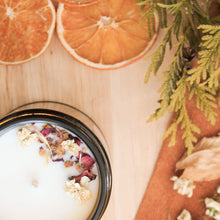 Charger l'image dans la galerie, Chandelle naturelle rose et tangerine, faite de cire de soya et de coco et d'huiles essentielles, décorée de fleurs et feuilles