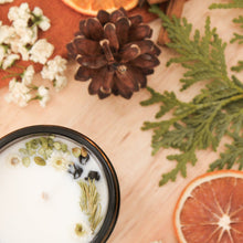 Charger l'image dans la galerie, Chandelle naturelle sapin baumier, faite de cire de soya et de coco et d'huiles essentielles, décorée de fleurs et feuilles