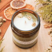 Charger l'image dans la galerie, Chandelle naturelle sapin et cèdre, faite de cire de soya et de coco et d'huiles essentielles, décorée de fleurs et feuilles