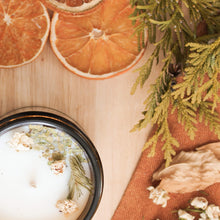 Charger l'image dans la galerie, Chandelle naturelle sapin et cèdre, faite de cire de soya et de coco et d'huiles essentielles, décorée de fleurs et feuilles