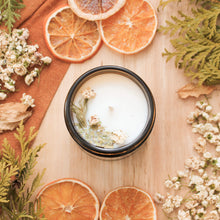 Charger l'image dans la galerie, Chandelle naturelle sapin et cèdre, faite de cire de soya et de coco et d'huiles essentielles, décorée de fleurs et feuilles