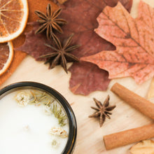 Charger l'image dans la galerie, Chandelle naturelle sapin et romarin, décorée de fleurs et de feuilles, parfumée d'huiles essentielles, contenant de verre ambré