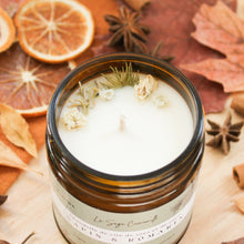 Charger l'image dans la galerie, Chandelle naturelle sapin et romarin, décorée de fleurs et de feuilles, parfumée d'huiles essentielles, contenant de verre ambré
