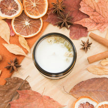 Charger l'image dans la galerie, Chandelle naturelle sapin et romarin, décorée de fleurs et de feuilles, parfumée d'huiles essentielles, contenant de verre ambré